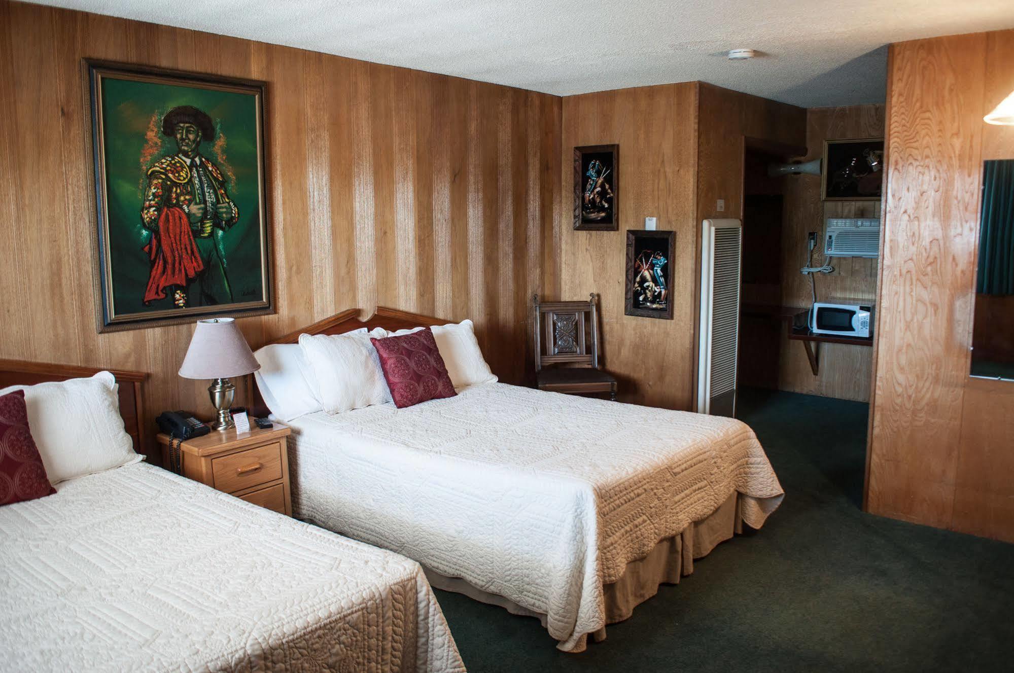 Raton Pass Motor Inn Exterior photo